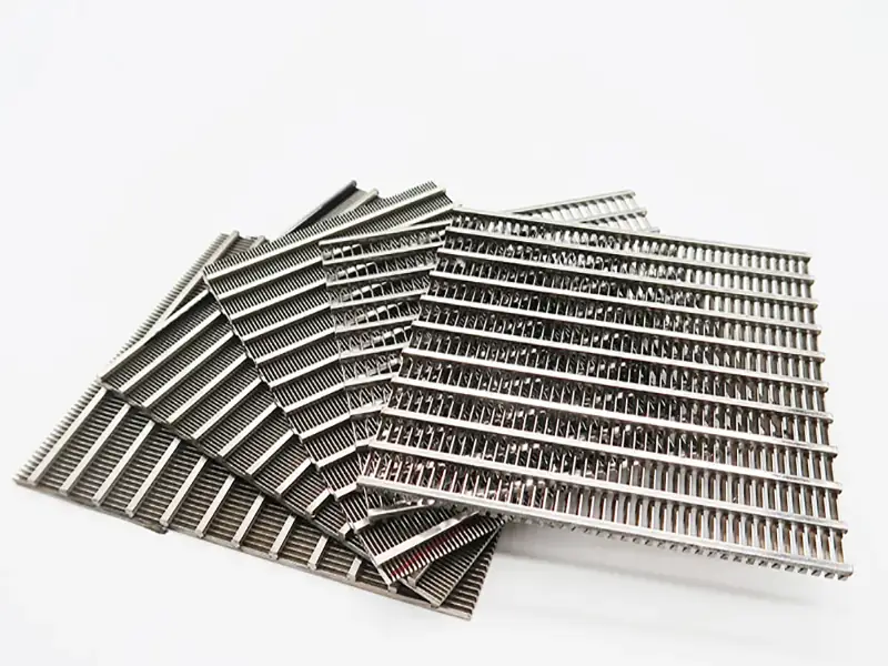 Wedge wire screen panels buying guide showing a stack of high-quality stainless steel flat panels for industrial filtration